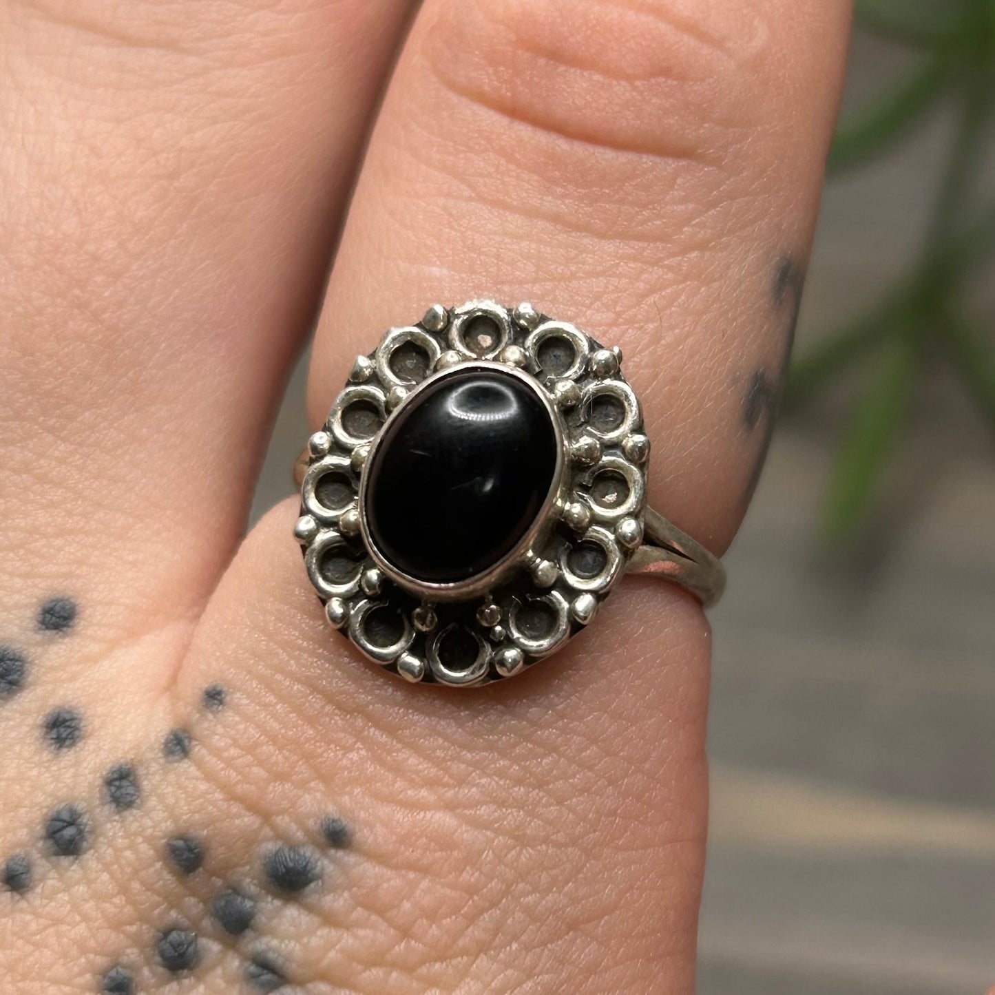 obsidian flower ring (sz 7)